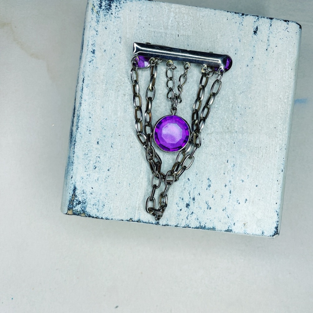 4379u. Vintage Goldtone Purple Chain Brooch
